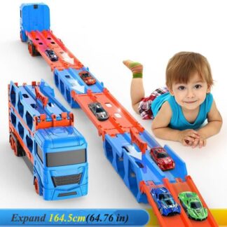 משאית מובילה מכוניות הנפתחת למסלול מרוצים עם מכוניות מרוץ