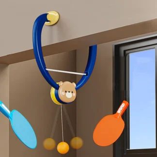 משחק אימון טניס, פינג פונג ומטקות נתלה על משקוף הדלת